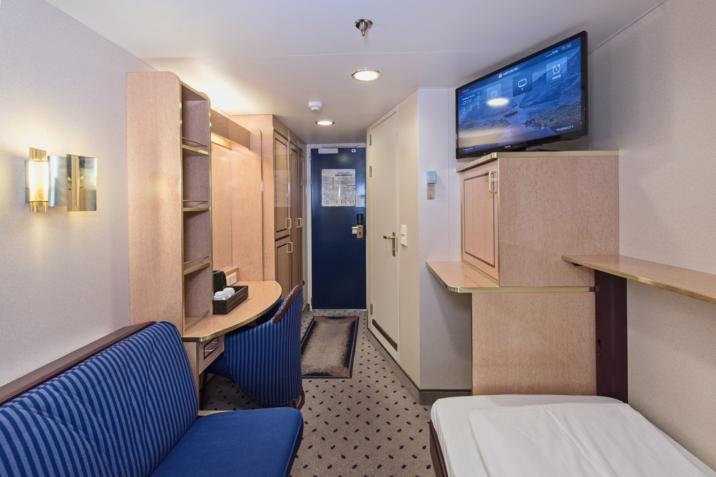 Hurtigruten MS Finnmarken Artic Superior Upper Deck Twin 1.jpg